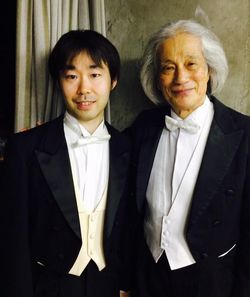 コンサート本番前半終了後にピアノ独奏の津田裕也さんと