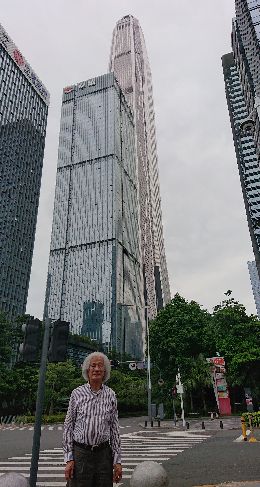 私の後ろの高いビルは115階建て！           
            
