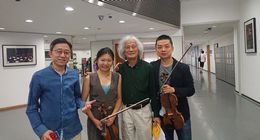 ソリストのYang Tianwaさん（私の左）と、深セン交響楽団のメンバーと          
            