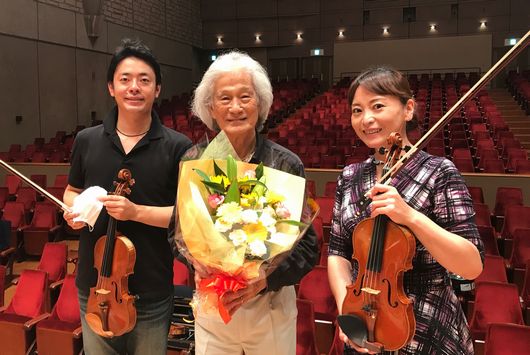 サプライズの花束を頂いて〜コンサートマスターの神谷未穂さん、西本幸弘さんと
        