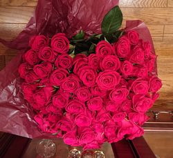 80本のハート型の真紅のバラ      
            